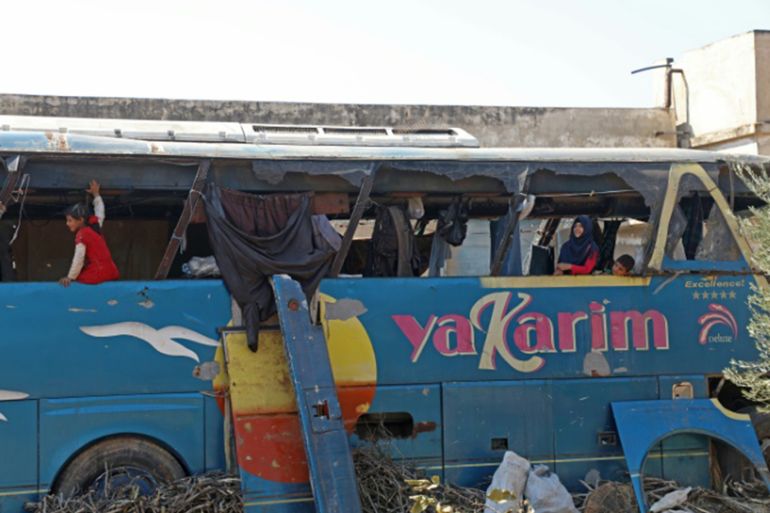 مغارة داخل الصخر وحافلة صدئة ملجأ لعائلات نازحة في شمال غرب سوريا