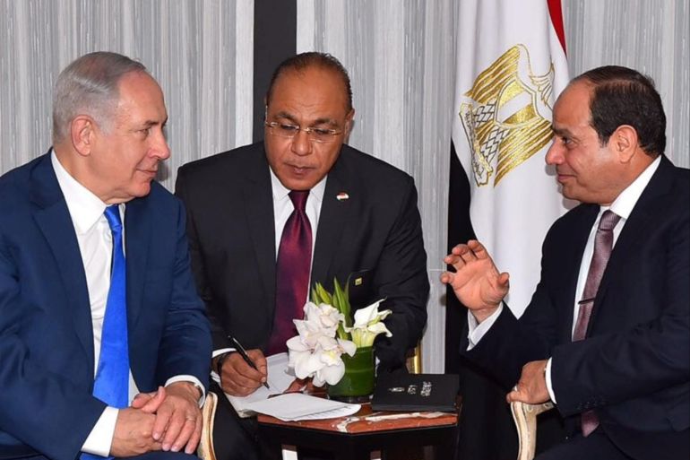 Egyptian President Abdel Fattah al-Sisi (R) speaks with Israeli Prime Minister Benjamin Netanyahu (L) during their meeting as part of an effort to revive the Middle East peace process ahead of the United Nations General Assembly in New York, U.S., September 19, 2017 in this handout picture courtesy of the Egyptian Presidency. The Egyptian Presidency/Handout via REUTERS ATTENTION EDITORS - THIS IMAGE WAS PROVIDED BY A THIRD PARTY