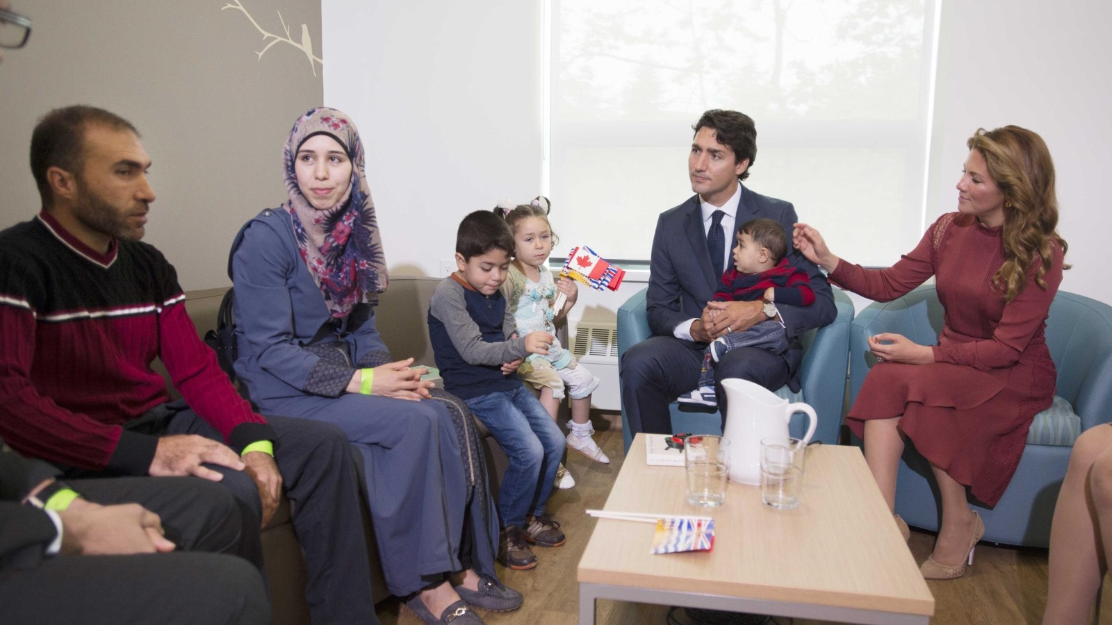 ‪رئيس وزراء كندا جاستين ترودو وزوجته يستقبلان عائلة سورية قادتها دروب النزوح إلى كندا (رويترز)‬ 
رئيس وزراء كندا جاستين ترودو وزوجته يستقبلان عائلة سورية قادتها دروب النزوح إلى كندا (رويترز)
