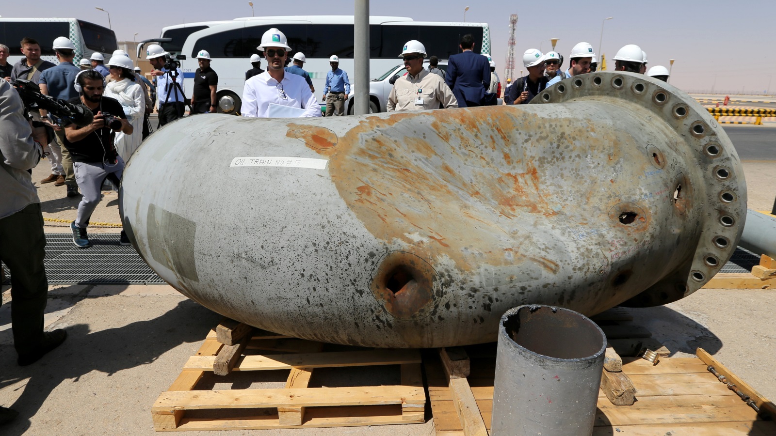 ‪أحد الأنابيب النفطية التي تعرضت للهجوم في خريص‬ (رويترز)