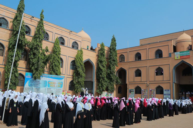 البنات فى احدى مدارس مجموعة شاهين التعليمية.