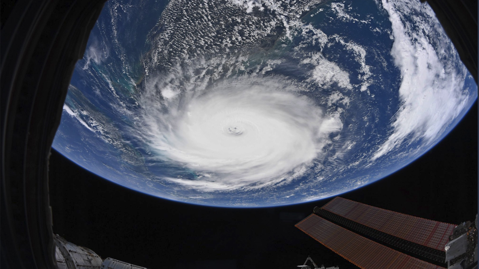 الإعصار يعد الأقوى في المحيط الأطلسي منذ 1935 (مواقع التواصل)
