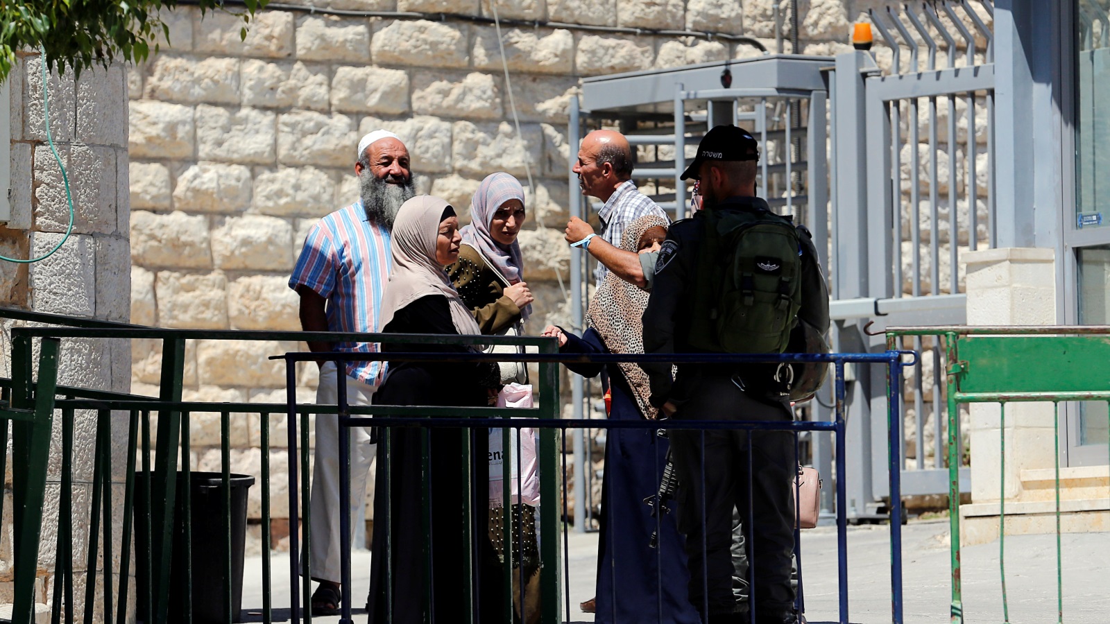 حواجز الاحتلال تقطع أوصال مدنية الخليل وتضاعف معاناة السكان الفلسطينيين (رويترز)