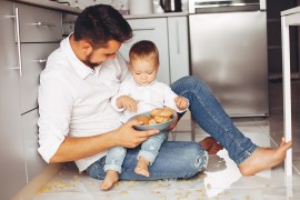 طرق المحافظة على سلامة طفلك في المطبخ (فري بيك)