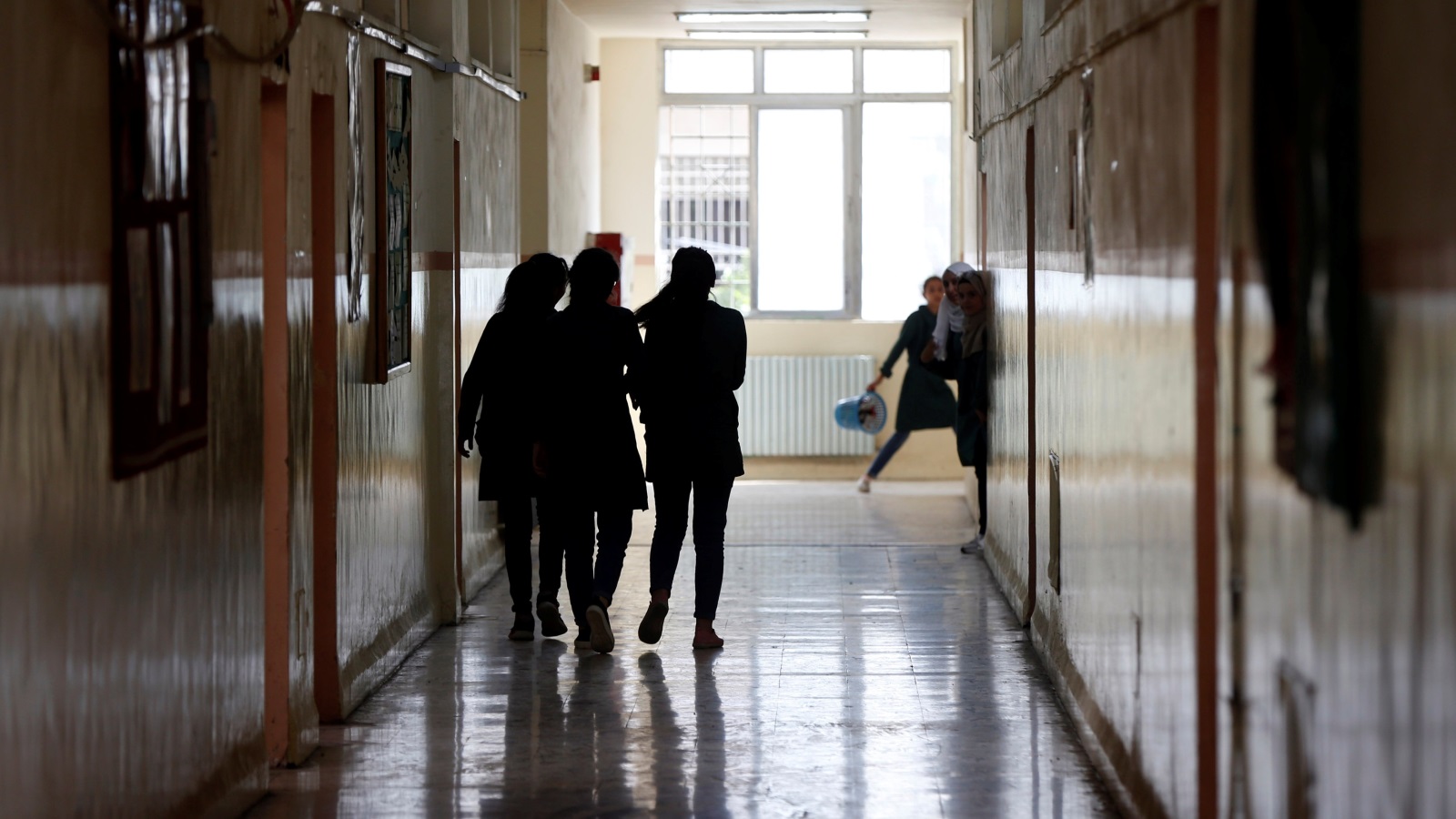 طالبات يتجولن بمدرستهن في غياب الحصص الدراسية بسبب إضراب المعلمين لليوم الثالث على التوالي (رويترز)