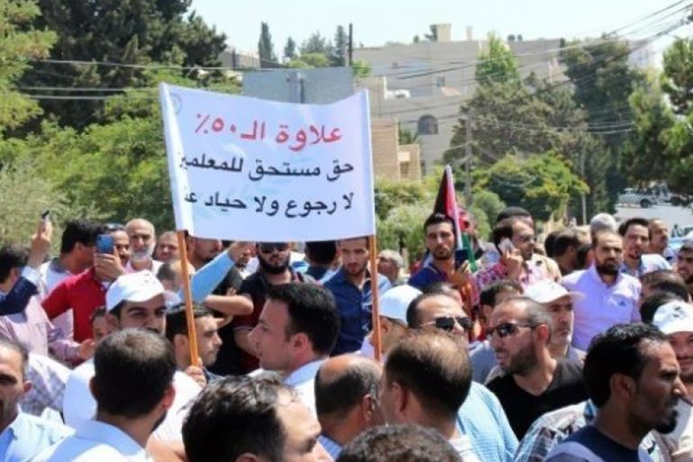 معلمو الأردن يضربون عن التعليم احتجاجا على أوضاعهم