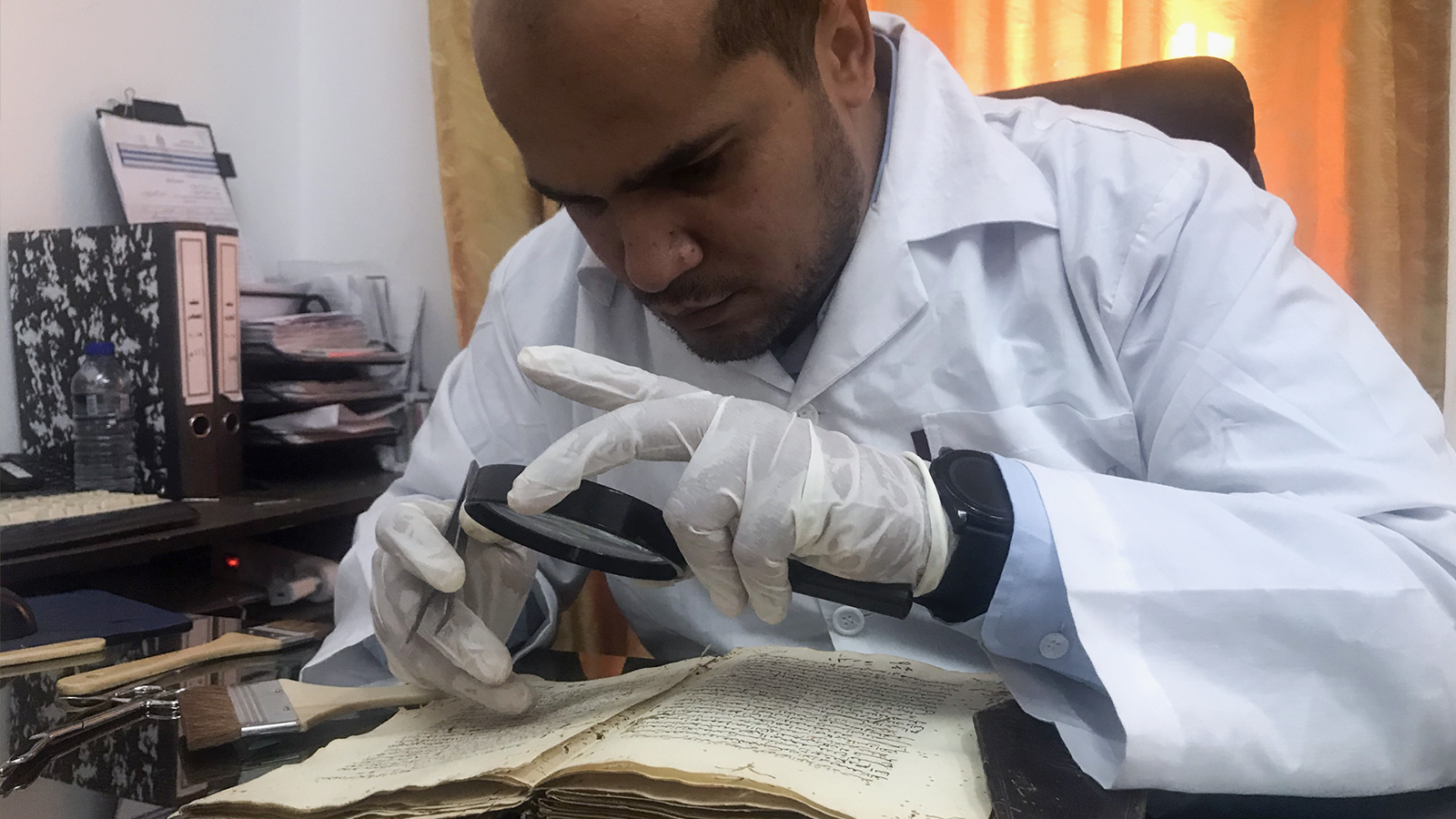 أحمد أبو شريعة: ترميم المخطوطات يحتاج دقة عالية وعناية فائقة (الجزيرة)