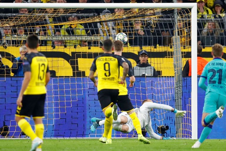 Soccer Football - Champions League - Group F - Borussia Dortmund v FC Barcelona - Signal Iduna Park, Dortmund, Germany - September 17, 2019 Borussia Dortmund's Marco Reus has his penalty saved by Barcelona's Marc-Andre ter Stegen REUTERS/Wolfgang Rattay