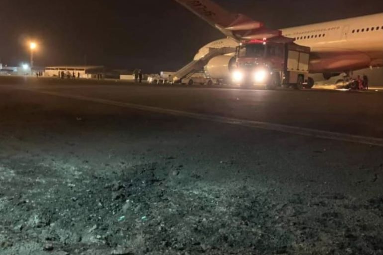 صورة نشرتها حكومة الوفاق الليبية لآثار القصف المدفعي على مدرج مطار معيتيقة
