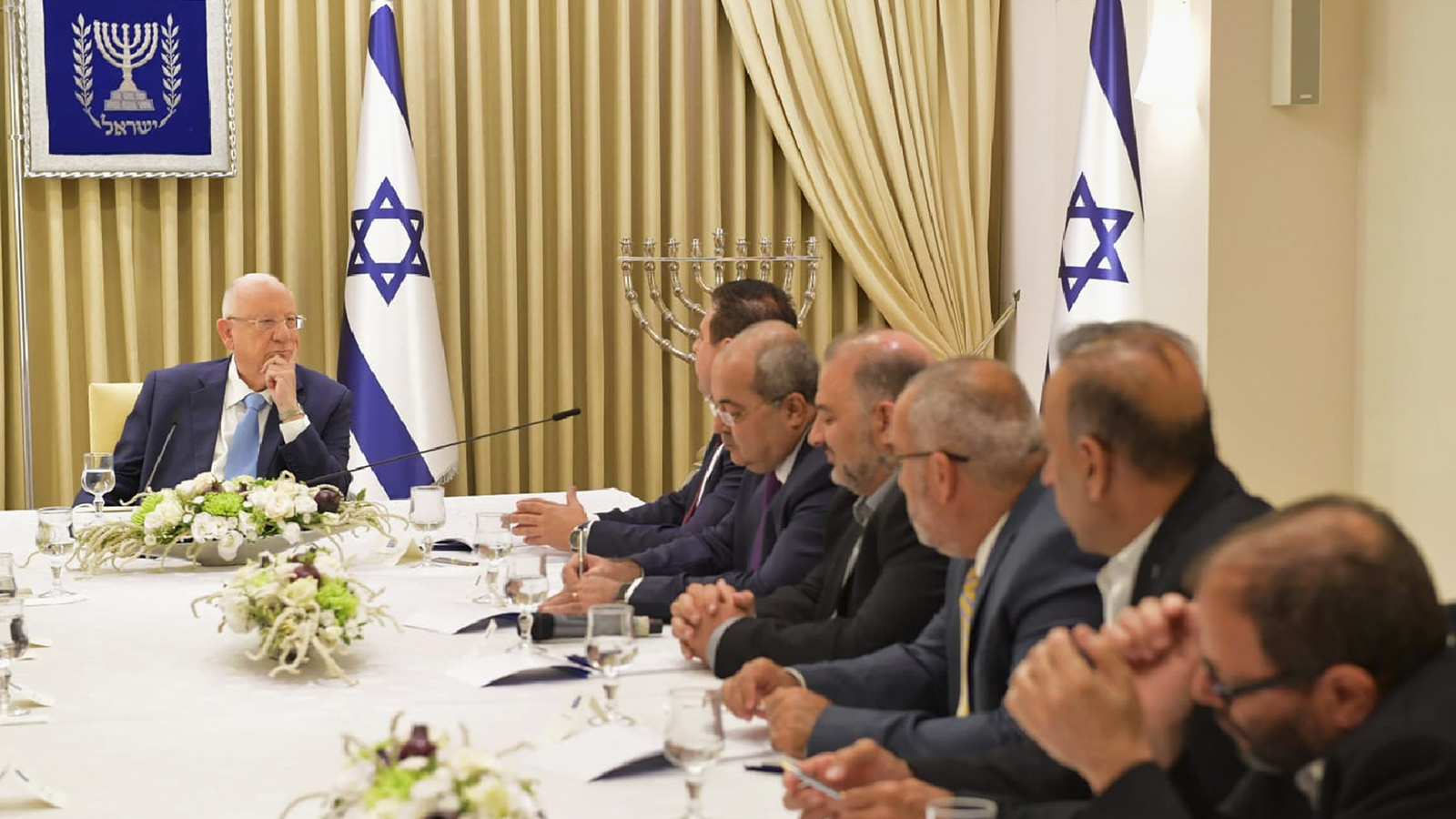 ‪وفد المشتركة باستثناء حزب التجمع لدى الرئيس الإسرائيلي رؤوفين ريفلين للتوصية بغانتس‬ (الجزيرة)