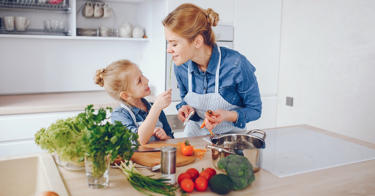 لماذا يعد تعلم الأعمال المنزلية نقطة خلاف بين الأمهات وبناتهن؟