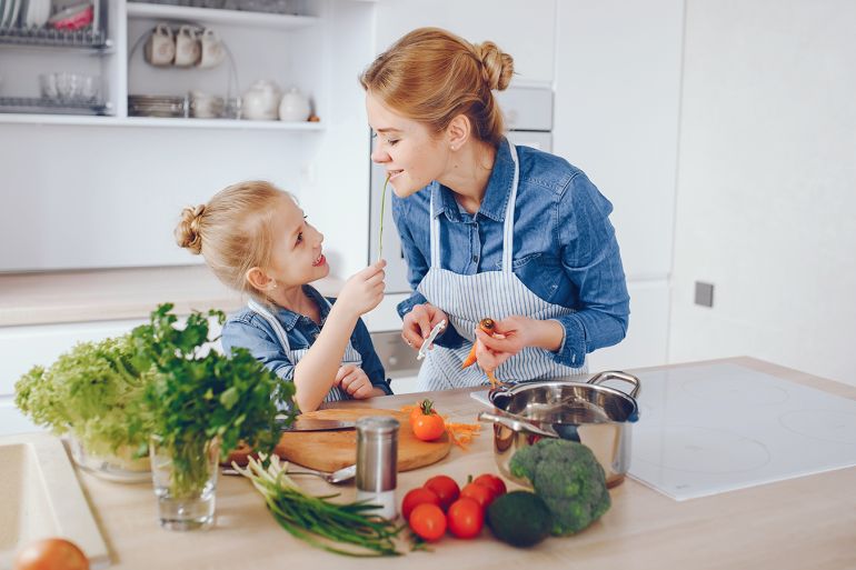طرق المحافظة على سلامة طفلك في المطبخ (فري بيك)