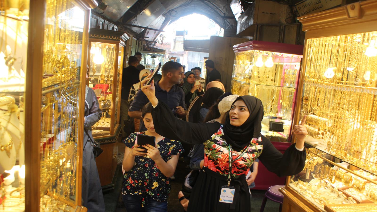  المشاركات يتجولن في سوق الذهب الأثري وسط مدينة غزة (مبادرة بطوطة/الجزيرة)