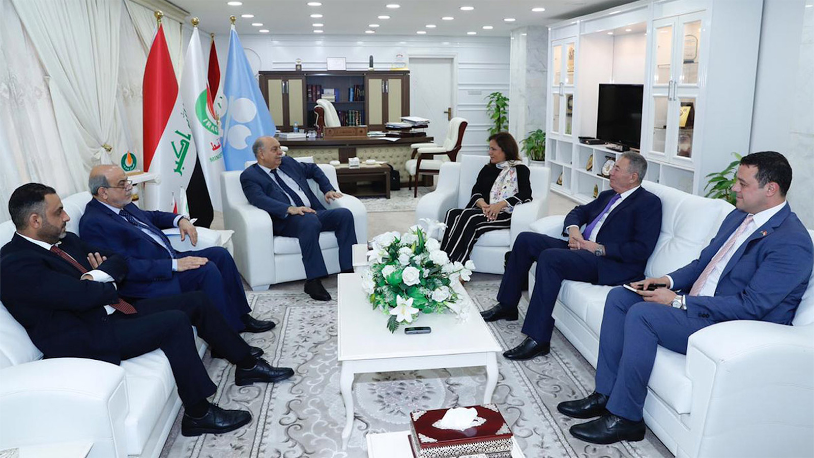 لقاء سابق جمع وزيرة الطاقة الأردنية هالة زواتي مع نظيرها العراقي ثامر الغضبان (بترا)