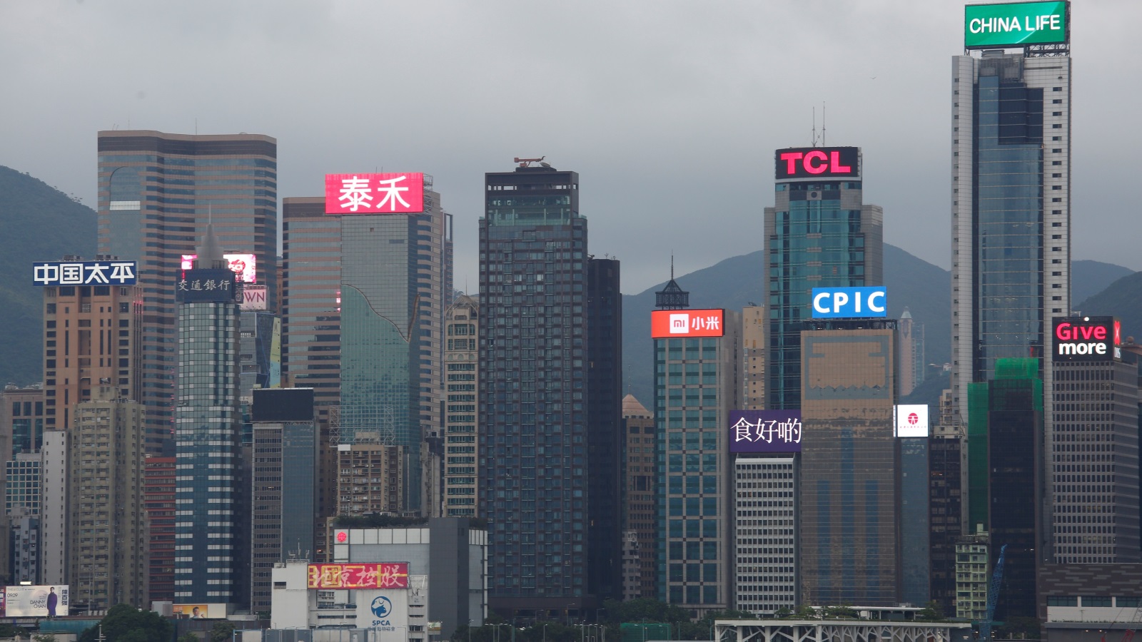 تمتّعت هونغ كونغ تاريخيا ببيئة استثمار مستقرة تحميها قوانين شفافة ومحاكم عادلة ما جعلها دوما أكثر جاذبية للمستثمرين من بر الصين الرئيس