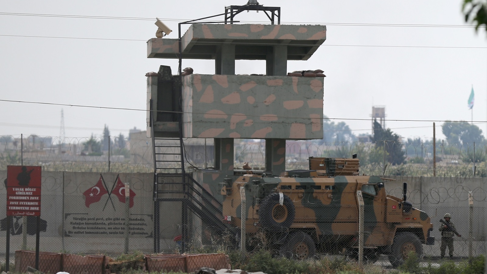 ‪(رويترز)‬ قوات تركية على الحدود السورية