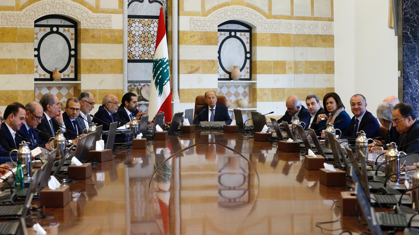 اجتماع مفصلي للحكومة اللبنانية اليوم على وقع احتجاجات قوية تعم البلاد (رويترز)
