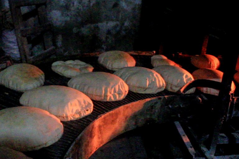 المخابز في إدلب.. ضغوط ومعوقات لإنتاج رغيف الخبز