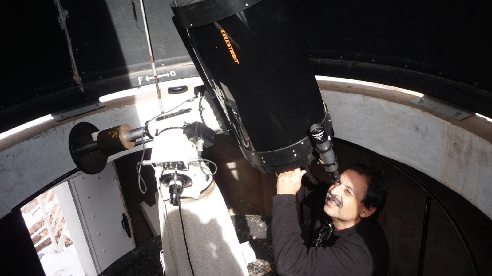 ‪رئيس المرصد الفلكي أوكايمدن زهير بنخلدون في مهمة علمية بضواحي مراكش‬ (الجزيرة)