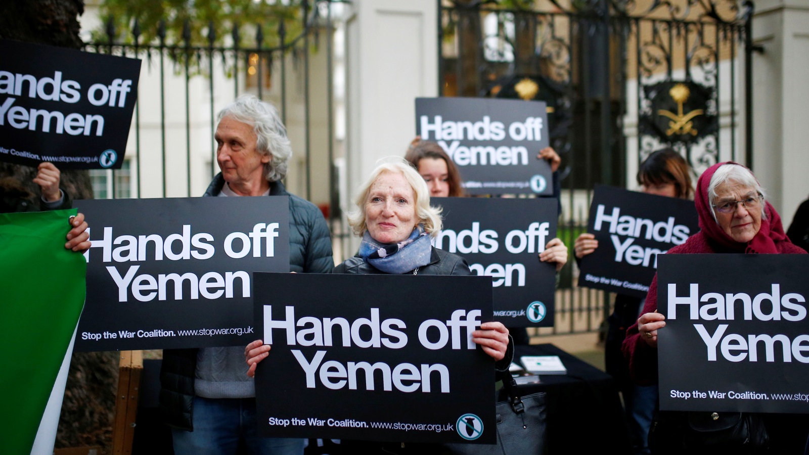 ‪حقوقيون يتظاهرون أمام مقر السفارة السعودية في لندن تنديدا بحرب اليمن واغتيال خاشقجي والانتهاكات الحقوقية في المملكة‬ (رويترز-أرشيف)