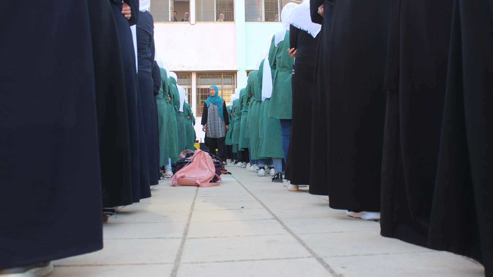 ‪طالبات يستمعن للإذاعة الصباحية إثر عودة الحياة للمدارس بعد شهر من إضراب المعلمين‬ (الجزيرة)