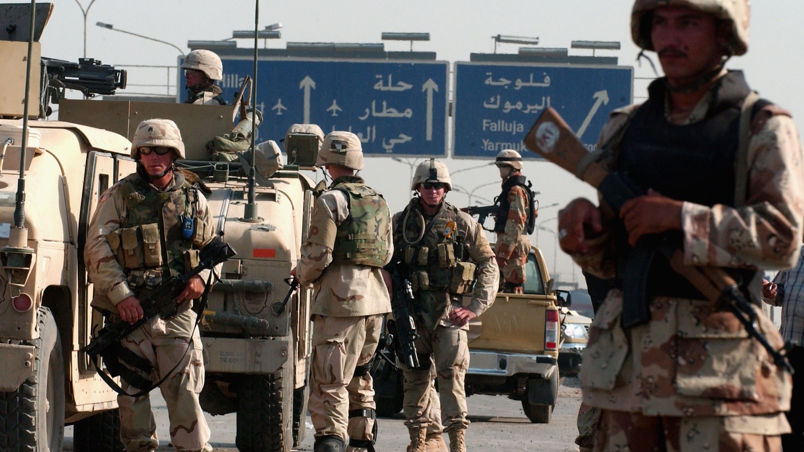 ‪قوات أميركية وعراقية تؤمن طريقا سريعا قرب بغداد عقب هجوم مسلحين على مركبة عسكرية‬ (غيتي-أرشيف)