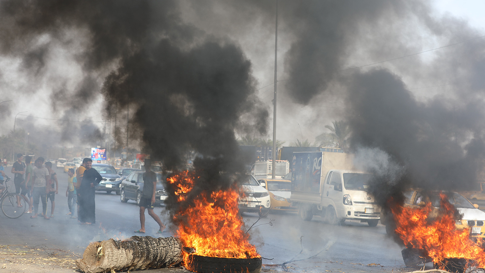 خلال الاحتجاجات التي شهدتها بغداد مؤخرا عمد البعض لإشعال الإطارات (الجزيرة)