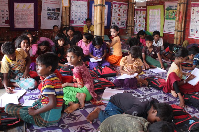 التعليم في مخيمات الروهينغا يعاني من قلة الكادر البشري وضعف الإمكانات المادية.