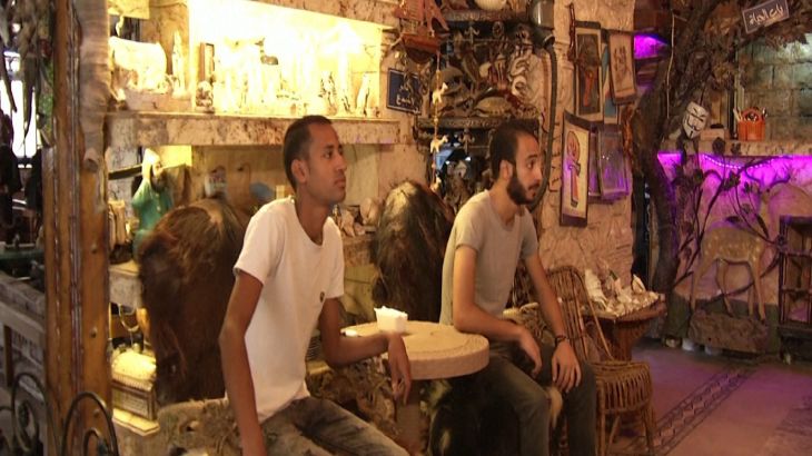مقهى بمصر يقدم المشروبات لزواره في أطباق فنية