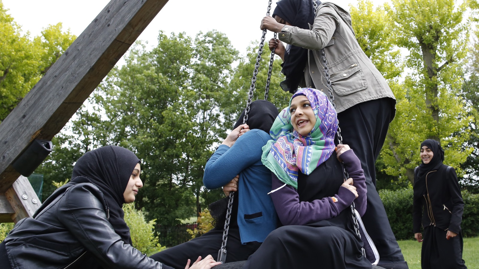 ‪طالبات مسلمات قرب معهدهن في بريطانيا‬ (رويترز)