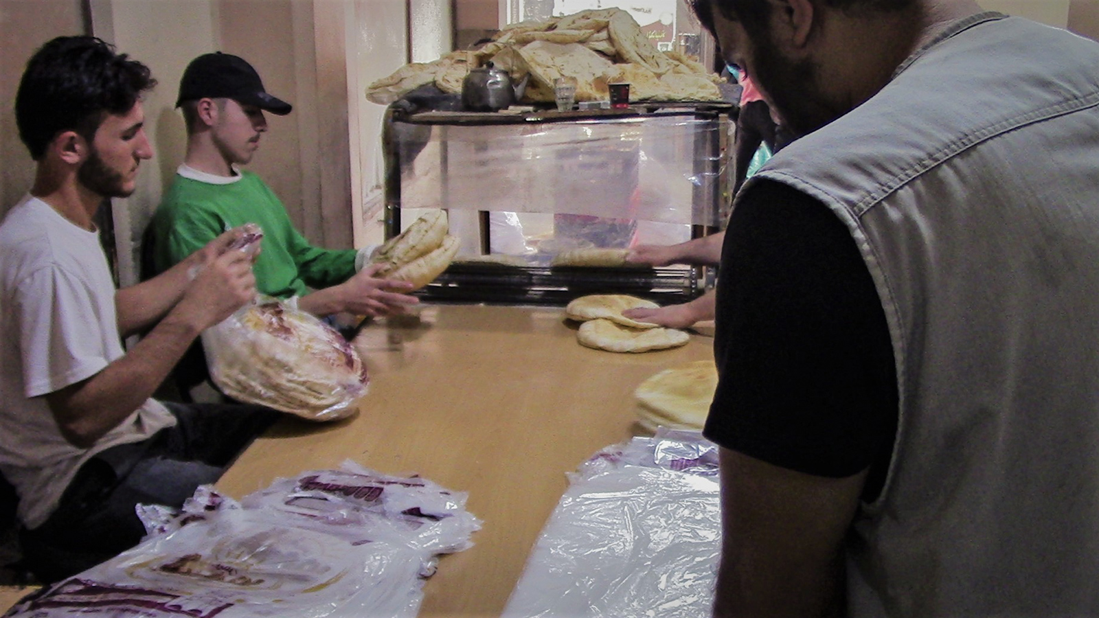 ‪سعر ربطة الخبز في إدلب بلغ 200 ليرة سورية‬ (الجزيرة)