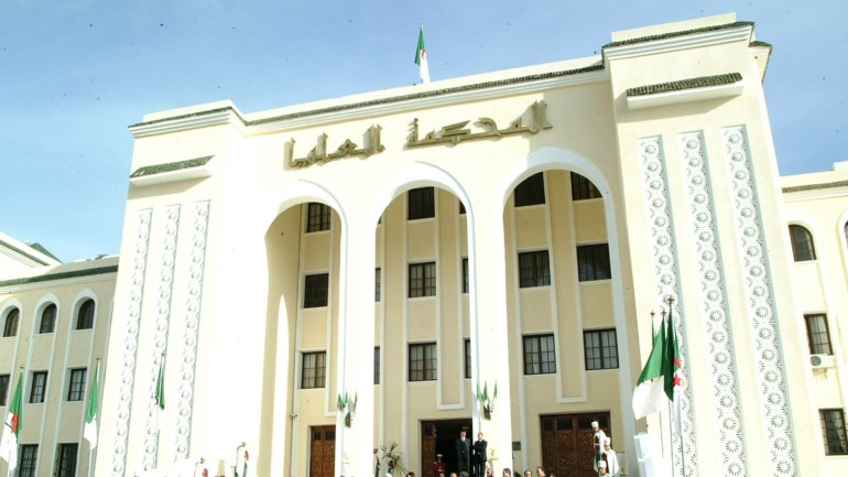 إضراب القضاة يشل المحاكم الجزائرية ونسبة إستجابة بـ96 بالمئة (الجزيرة)