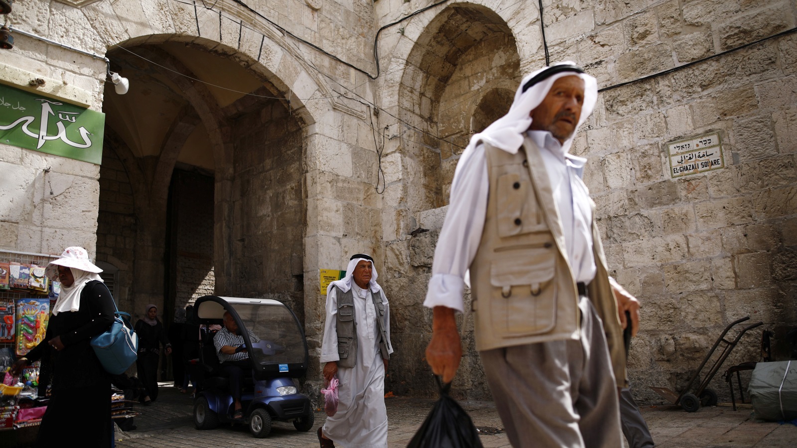 الاحتلال يغلق أحياء القدس بالسواتر الإسمنتية ويقيد حركة المقدسيين بشكل شبه كامل خلال فترة الأعياد اليهودية(رويترز)