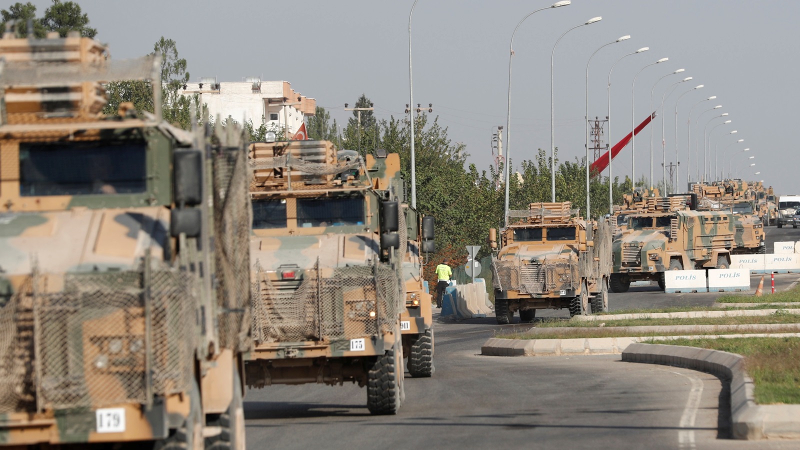 ‪رتل عسكري تركي يتجه نحو الحدود مع سوريا في إطار عملية نبع السلام التي أطلقتها أنقرة في 9 أكتوبر/تشرين الأول الجاري‬ (رويترز)