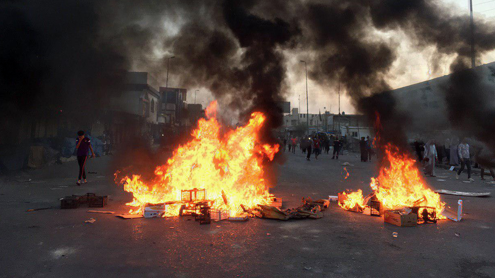 حريق في أحد شوارع ذي قار خلال الاحتجاجات (الجزيرة نت)
