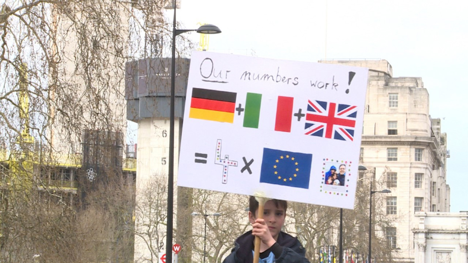 أصوات بريطانية ترفض الخروج وتطالب بالاستمرار في الاتحاد الأوروبي (الجزيرة)
