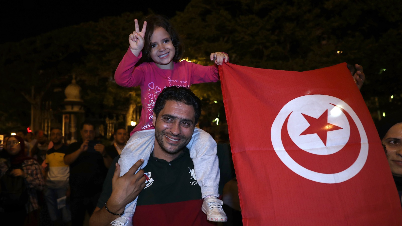 أب وابنته يحتفلان بانتصار التجربة الديمقراطية (الأوروبية)