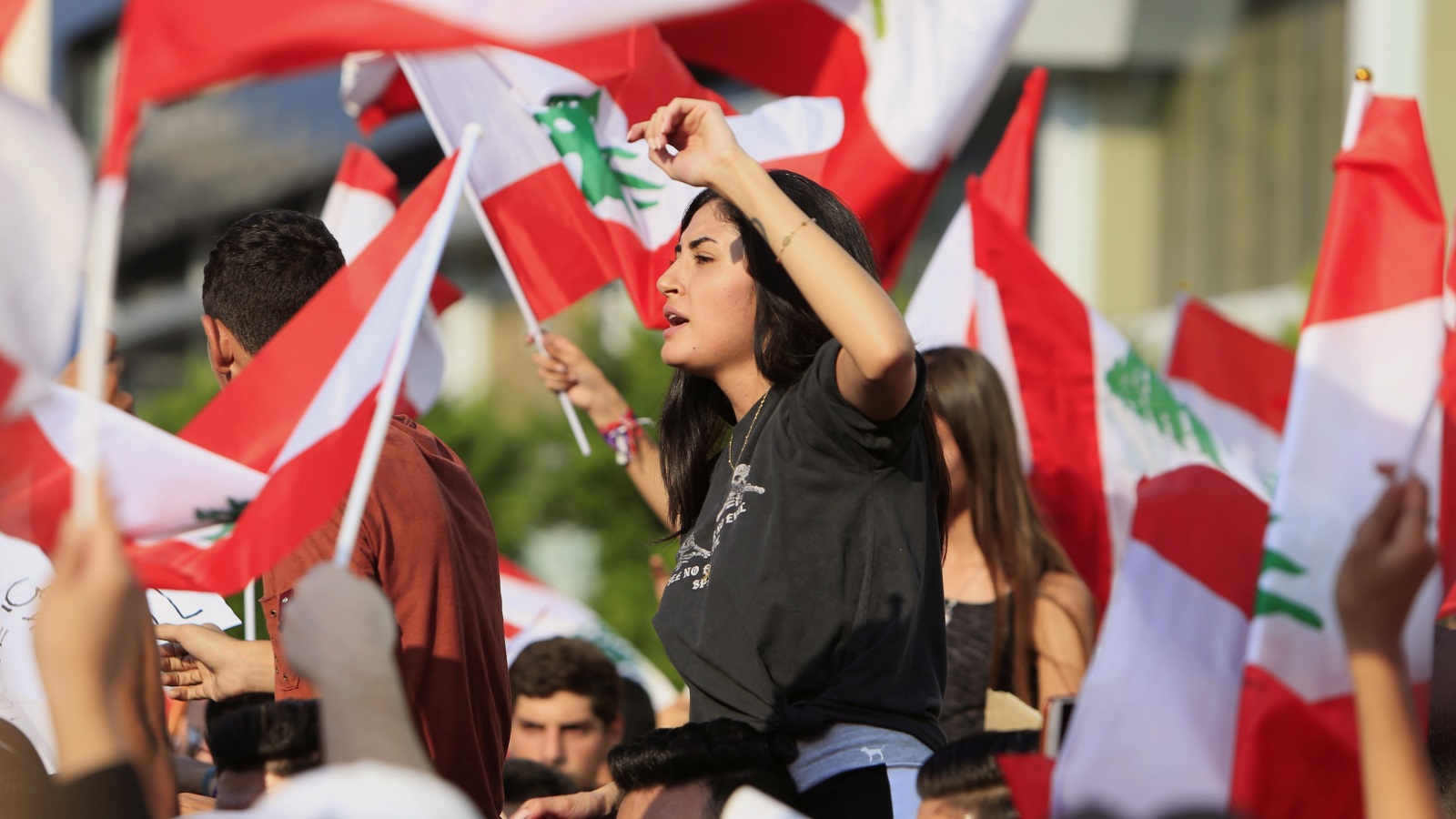 ‪الاحتجاجات عمت مناطق عدة من لبنان وشهدت اعتقال بعض المتظاهرين (رويترز)‬ الاحتجاجات عمت مناطق عدة من لبنان وشهدت اعتقال بعض المتظاهرين (رويترز)