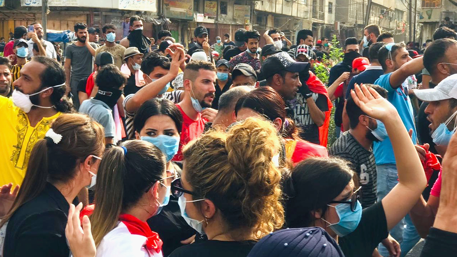 شباب من الجنسين شاركوا في مظاهرات بغداد (الجزيرة نت)