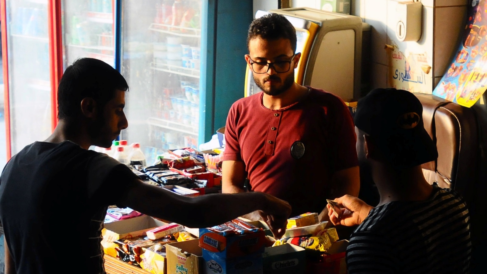سوق العمل المحلي لا يشجع الشباب على البقاء في مصر (رويترز)