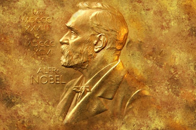 ألفريد نوبل على ميدالية الجائزة التي لم يحصل عليها في تصنيف الآداب سوى عربي واحد هو نجيب محفوظ (الجزيرة)