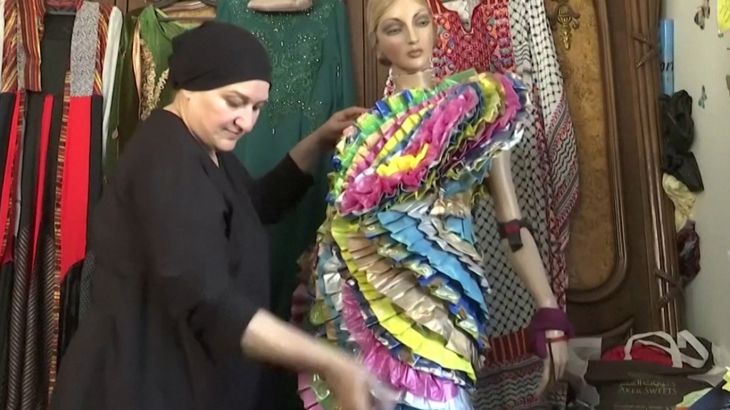 مصممة أزياء فلسطينية تصنع ملابس من مخلفات تعيد تدويرها