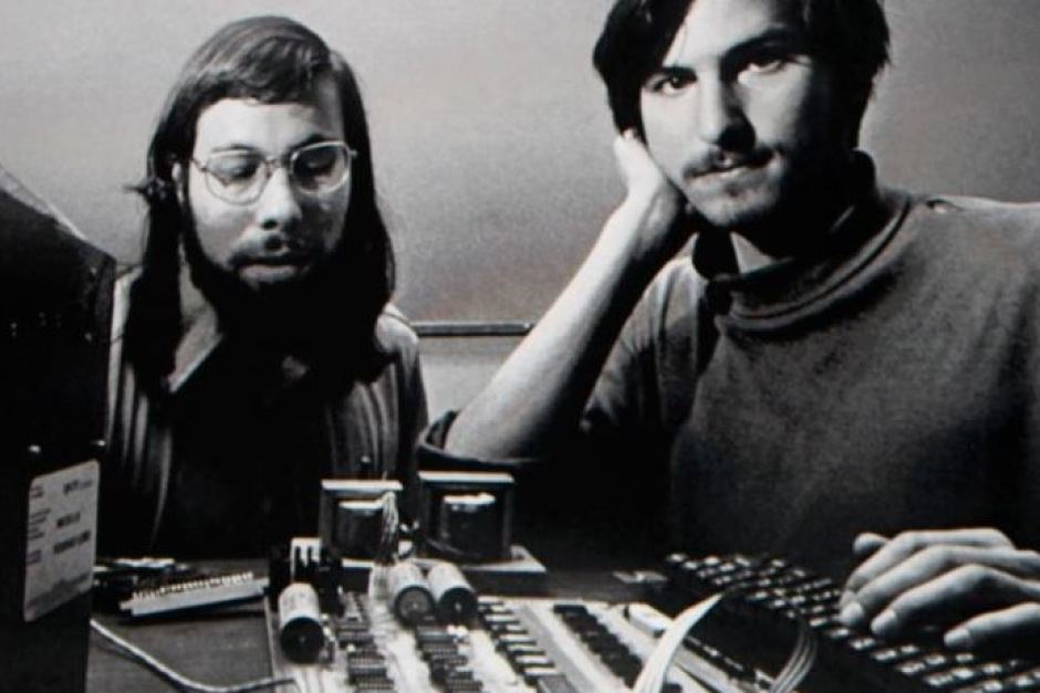 ستيف جوبز وستيف ووزنياك مؤسسا آبل، ستيف ووزنياك استمر في وظيفته النظامية لمدة عام كامل بعد اختراع Apple 1 (مواقع التواصل)