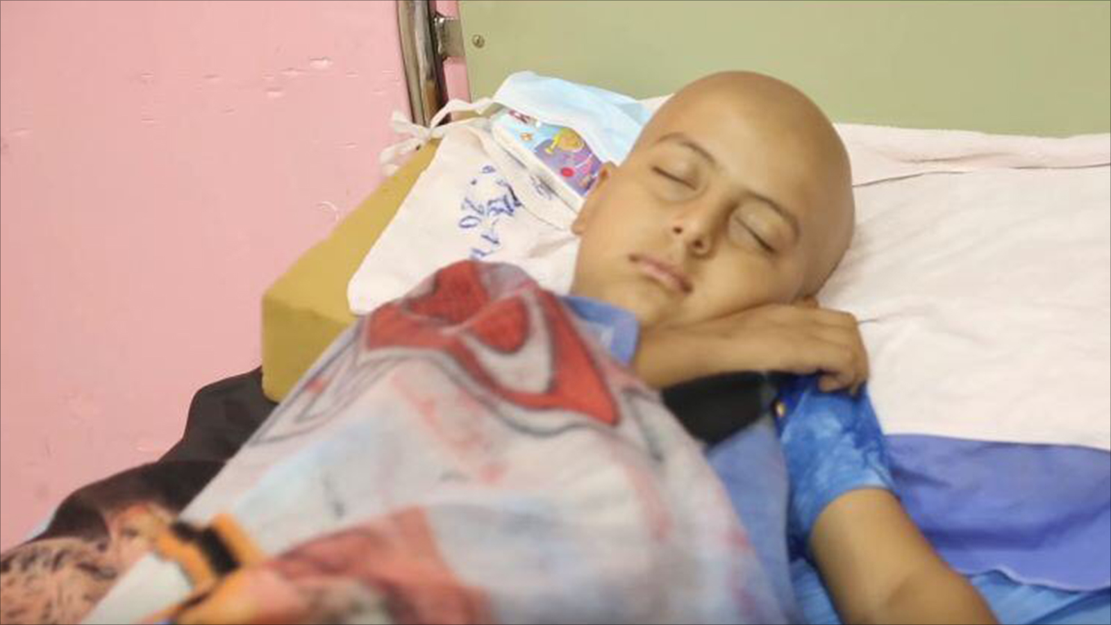 طفل عراقي مصاب بالسرطان يرقد في أحد مستشفيات بغداد (الجزيرة)