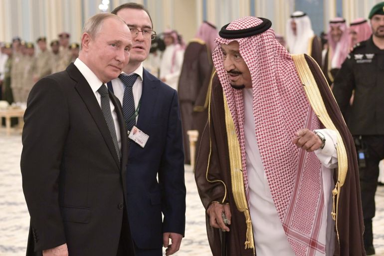 Russian President Vladimir Putin and Saudi Arabia's King Salman attend the official welcome ceremony in Riyadh, Saudi Arabia, October 14, 2019. Sputnik/Alexei Nikolsky/Kremlin via REUTERS ATTENTION EDITORS - THIS IMAGE WAS PROVIDED BY A THIRD PARTY.