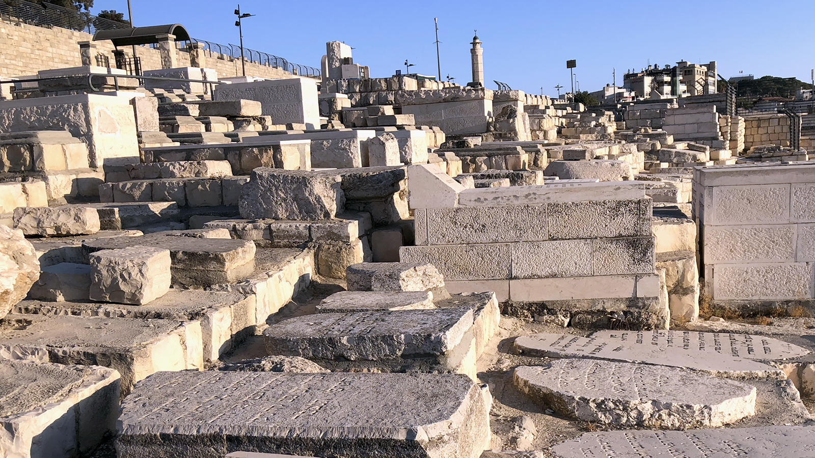 ‪استغل الاحتلال أهمية المقبرة لدى اليهود لتحقيق أطماعه التهويدية والاستيطانية بمحيط الأقصى‬ (الجزيرة)