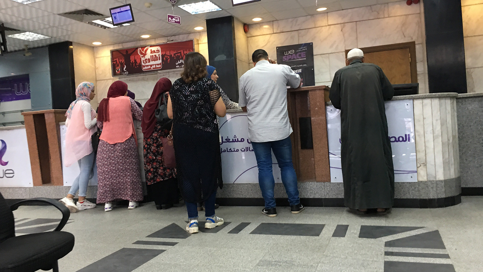 ‪مواطنون يترددون على أحد فروع شركة للاتصالات في مصر‬ (الجزيرة)