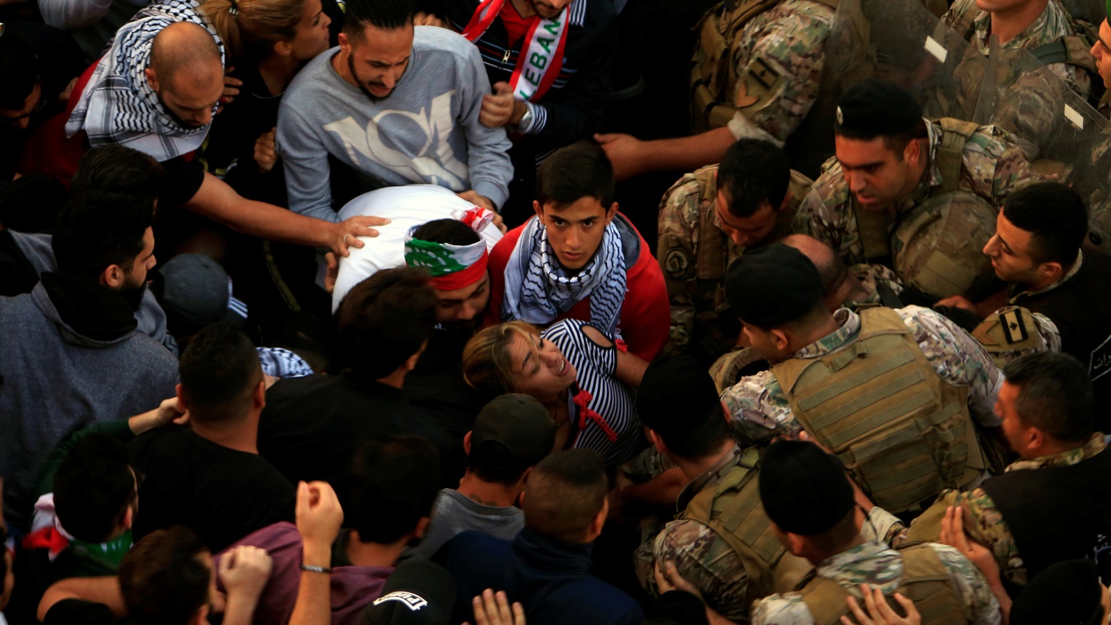 ‪عناصر من الجيش اللبناني حاولوا فتح بعض الطرق الرئيسية التي يغلقها المتظاهرون‬  (رويترز)