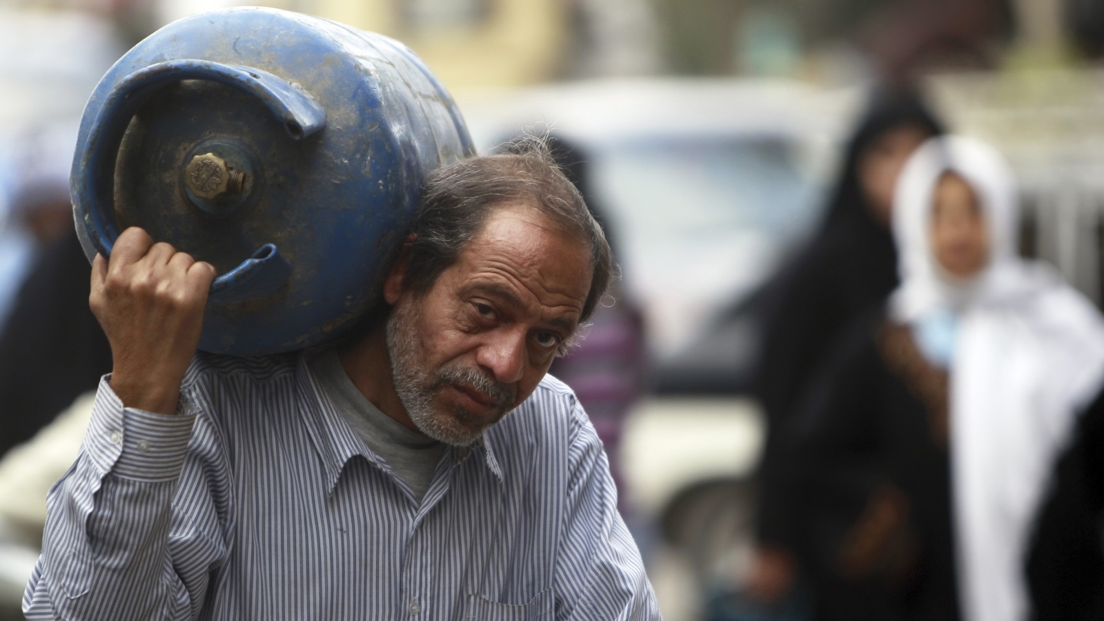 الحروب والنزاعات السياسية من أهم أسباب الفقر في العالم العربي (رويترز)