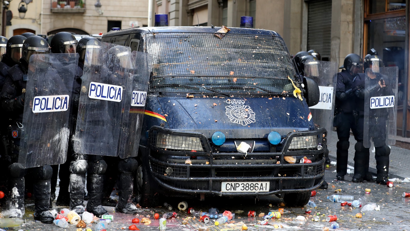 ‪من آثار المواجهات بين الشرطة والمحتجين في برشلونة‬  (غيتي)